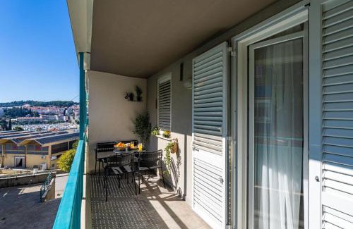 Gruz Apartment | Modern City Escape with Balcony - Near the Ferry Port