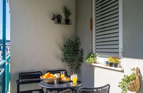 Gruz Apartment | Modern City Escape with Balcony - Near the Ferry Port