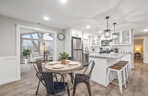 Wasco House | Modern & Clean 3 Bedroom House with Sunroom
