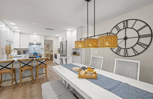 Siesta Key House | Modern Coastal Retreat: 3BR, Private Pool, Walk to Beach, Luxe Outdoor Dining + NordicTrack Gym