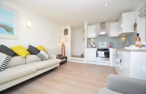 Stoke Fleming Apartment | Modern Comfortable Apartment, 15 min walk to Blackpool Sands Beach