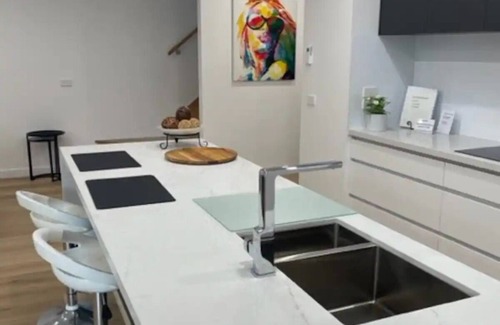 Thomastown House | Modern Comfortable Home, close to transport, 17k CBD