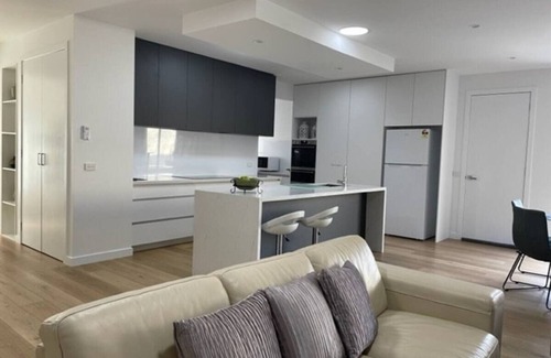 Thomastown House | Modern Comfortable Home, close to transport, 17k CBD