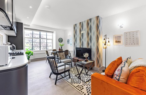 Coppetts Apartment | Modern Comforts 2 BD Flat - Sleeps 5
