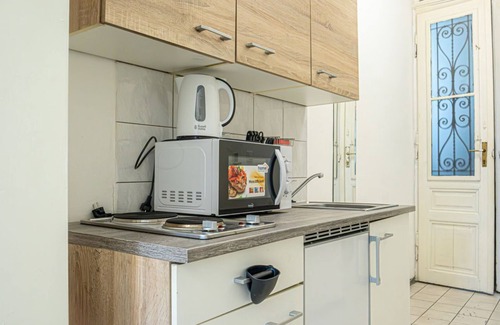 Penzing Apartment | Modern Comforts: Chic Studio Apt Centrally Located