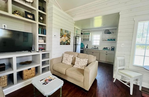 Hartsfield House | Modern Cottages Caroline's Cottage