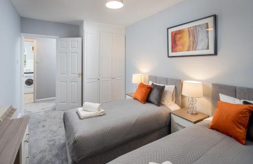 Southgate Apartment | Modern & Cozy 1BR Apartment in Crawely Easy Access to Gatwick & Town