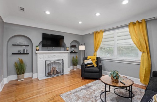 Grosse Pointe Apartment | Modern & Cozy East Side Gem ~ Queen Beds ~ Parking