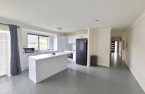 Caboolture House | Modern, cozy, spacious house with air conditioning and heating in all bedrooms!
