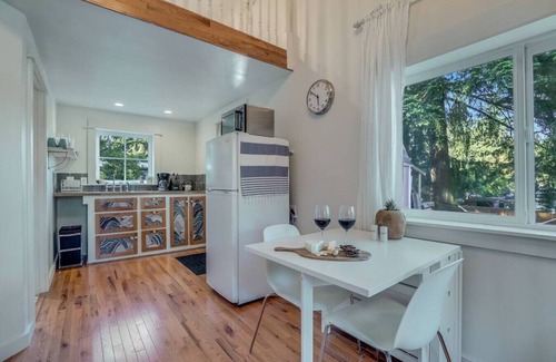 Shoreline House | Modern, Cozy Urban Homestead w/Loft