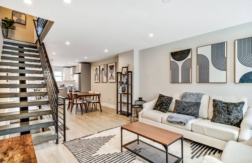 Point Breeze House | Modern Downtown 5BD/3BTH + Roof Deck - Sleeps 10