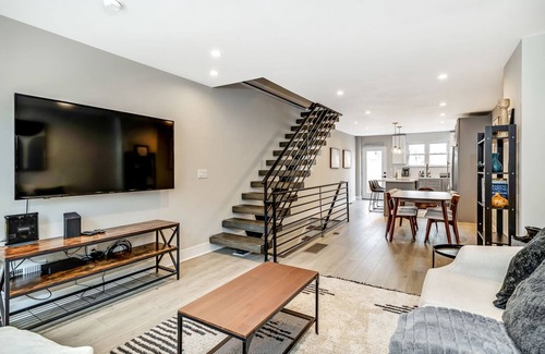 Point Breeze House | Modern Downtown 5BD/3BTH + Roof Deck - Sleeps 10