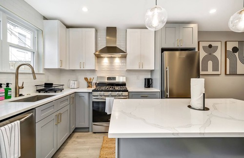 Point Breeze House | Modern Downtown 5BD/3BTH + Roof Deck - Sleeps 10