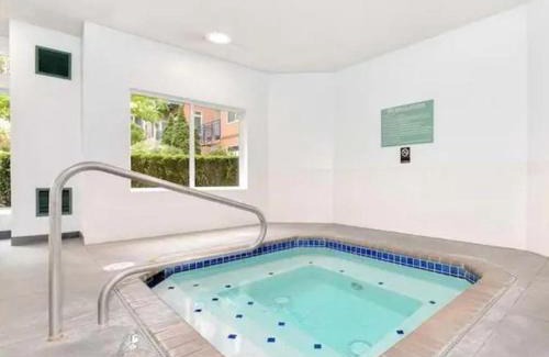 Belltown Apartment | Modern Downtown Top Floor Penthouse With Bay Views
