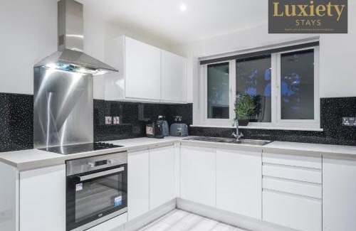 Southend-on-Sea Apartment | Modern & Elegant 1BR City Centre - Near High St & Southend Beach by Luxiety Stays