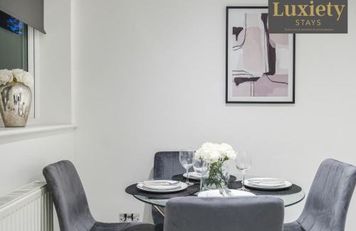 Southend-on-Sea Apartment | Modern & Elegant 1BR City Centre - Near High St & Southend Beach by Luxiety Stays