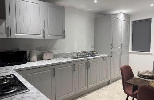 Caxton Apartment | Modern & Elegant with Free Parking & Balcony