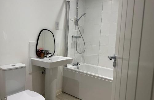 Caxton Apartment | Modern & Elegant with Free Parking & Balcony