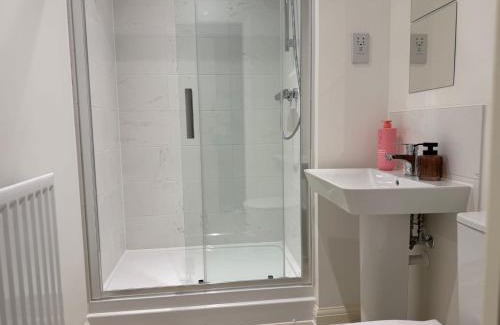 Caxton Apartment | Modern & Elegant with Free Parking & Balcony