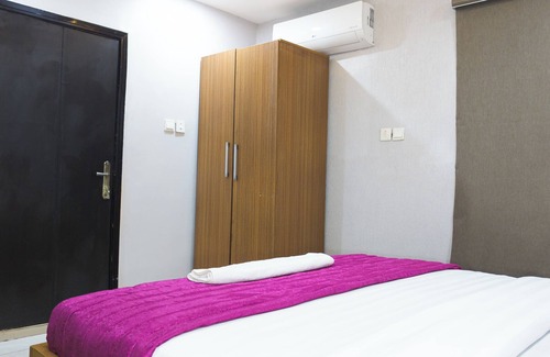 Somolu Apartment | Modern Ensuite Room – Yaba Lagos Tech District Carnelian A