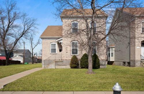 The Gate House | Modern Escape: 5BR/2.5BA Near St. Louis Must-Sees