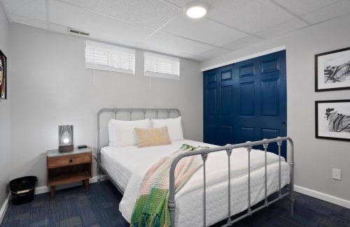 The Gate House | Modern Escape: 5BR/2.5BA Near St. Louis Must-Sees