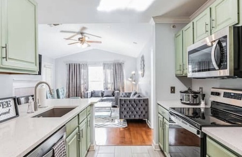 New Tampa Apartment | Modern Escape-Cali King Beds-EV Chargers Available