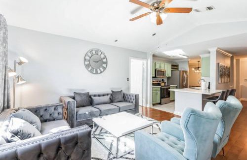 New Tampa Apartment | Modern Escape Cali King Beds EV Chargers Available