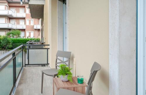 Sant'Eufemia Apartment | Modern Essence city view