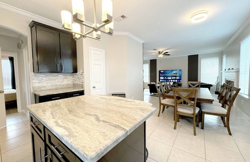 Spring House | Modern, exotic 5br, pool, hot-tub near Woodlands