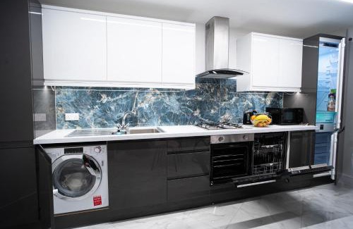Alibon House | Modern Family 3 bedroom house,Free Parking,Garden