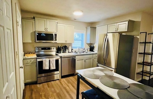 Dunbar Apartment | Modern family-friendly home - walk to WVSU and Shawnee Sports Complex