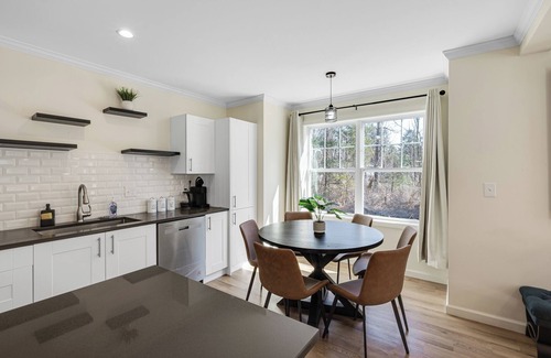 Maple Hill House | Modern Family Retreat | Near Downtown Hartford | Sleeps 10