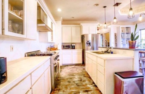 Niederwald House | Modern Farm House on 40 acres In Kyle 25min to DT Austin, 15mins to airport