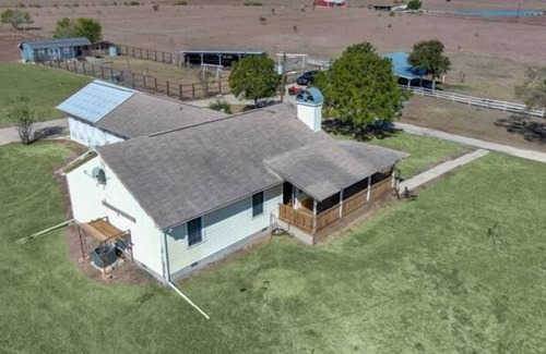 Niederwald House | Modern Farm House on 40 acres In Kyle 25min to DT Austin, 15mins to airport