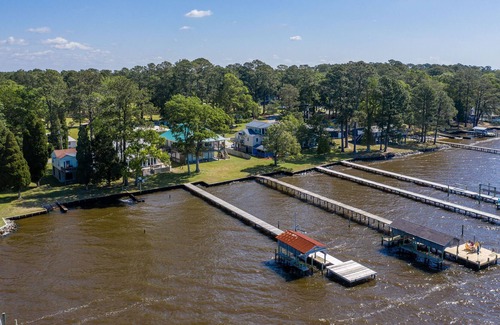 Bath House | Modern Farmhouse Cottage on water with dock