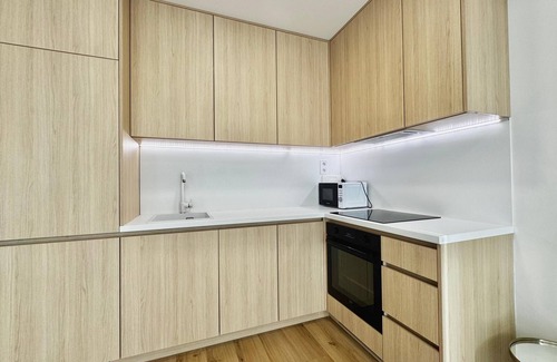 Peres Apartment | Modern Flat with Free Parking 10mins on bus to City Centre 1min walk to Bus stop