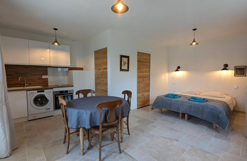 Touverac Apartment | Modern studio with WiFi and parking in Baignes