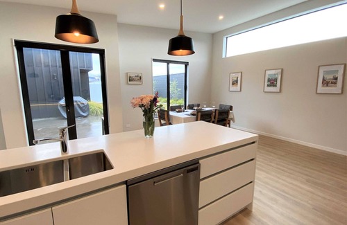 Wanaka House | Modern Fully Fenced Stackbrae Holiday Home