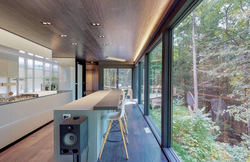 Woodstock House | Modern Glass House, Minutes to Town