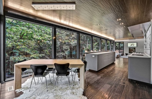 Woodstock House | Modern Glass House, Minutes to Town