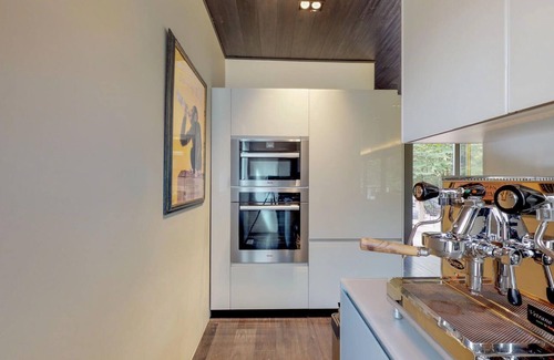 Woodstock House | Modern Glass House, Minutes to Town