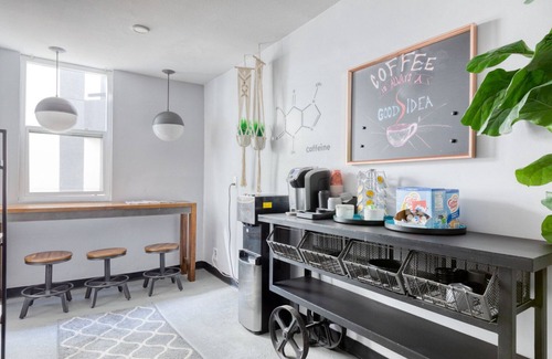 East Hollywood Apartment | Modern Hollywood 2BR w/Gym, Pool & Lounge, near the 101, by Blueground