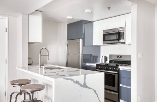 East Hollywood Apartment | Modern Hollywood 2BR w/Gym, Pool & Lounge, near the 101, by Blueground