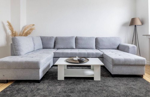 Holzwickede Apartment | Modern home: Airport 2km | Kitchen with island | Disney+ | Speedport