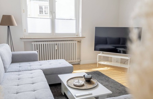 Holzwickede Apartment | Modern home: Airport 2km | Kitchen with island | Disney+ | Speedport