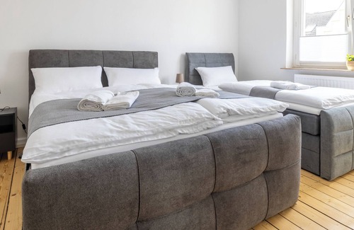 Holzwickede Apartment | Modern home: Airport 2km | Kitchen with island | Disney+ | Speedport