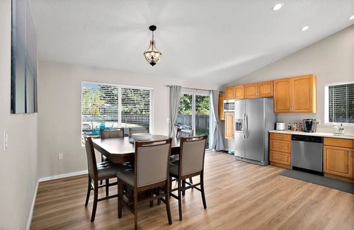 Elk Plain House | Modern Home Close to JBLM and Ammentities, 3/4 acre- Dog friendly