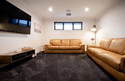 Newstead Apartment | Modern Home for Large Groups or Families