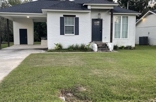 Baker House | Modern Home near Southern University and BTR airport!